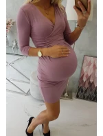 Přiléhavé šaty s průstřihem pod prsy tmavě růžové