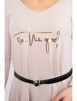 Šaty s ozdobným páskem a nápisem beige Šaty s ozdobným páskem a nápisem beige