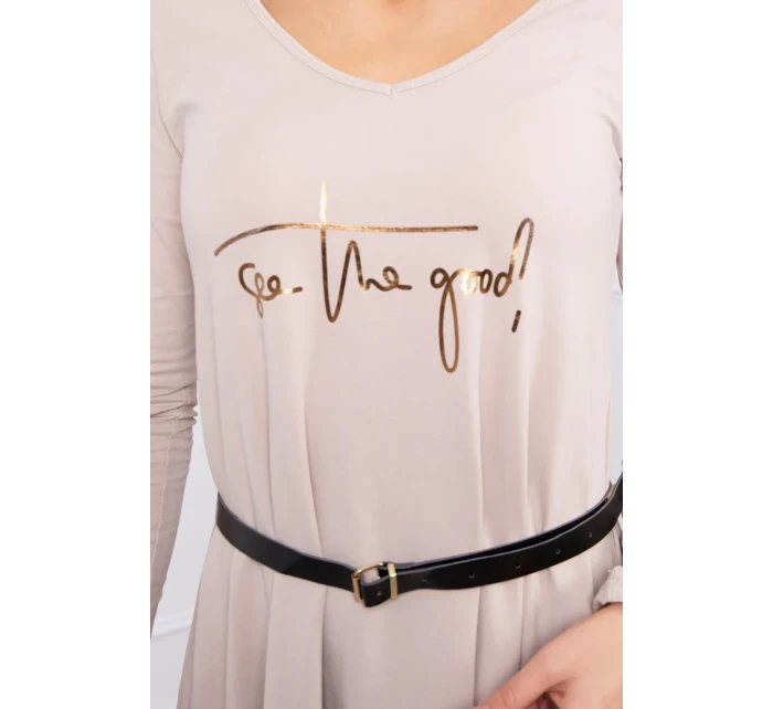 Šaty s ozdobným páskem a nápisem beige Šaty s ozdobným páskem a nápisem beige