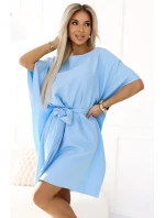 model 20916071 SOFIA Motýlí šaty se zavazováním v pase pastelově MODRÉ - numoco