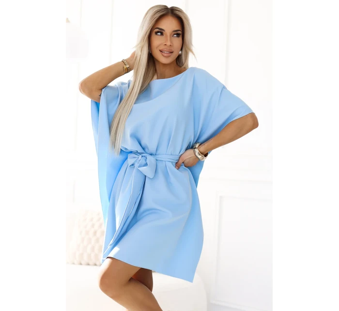 model 20916071 SOFIA Motýlí šaty se zavazováním v pase pastelově MODRÉ - numoco