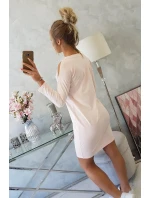 Šaty s potiskem model 18744032 v pudrově růžové barvě - K-Fashion Šaty s potiskem model 18744032 v pudrově růžové barvě - K-Fashion