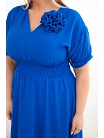 Dámske plus size šaty s véčkovým výstrihom a zopnutým pásom v chrpovej farbe