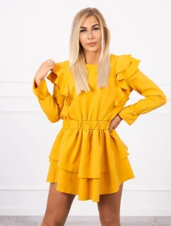 Šaty s model 18743670 volány hořčicové barvy - K-Fashion