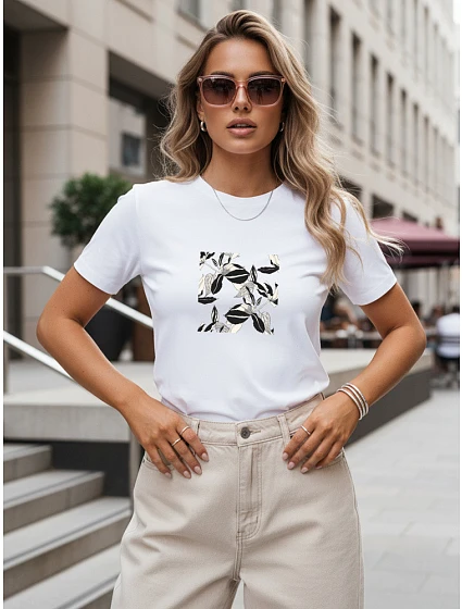 Tshirt damski casual z biały model 22277300 - FashionStreet Tshirt damski casual z biały model 22277300 - FashionStreet