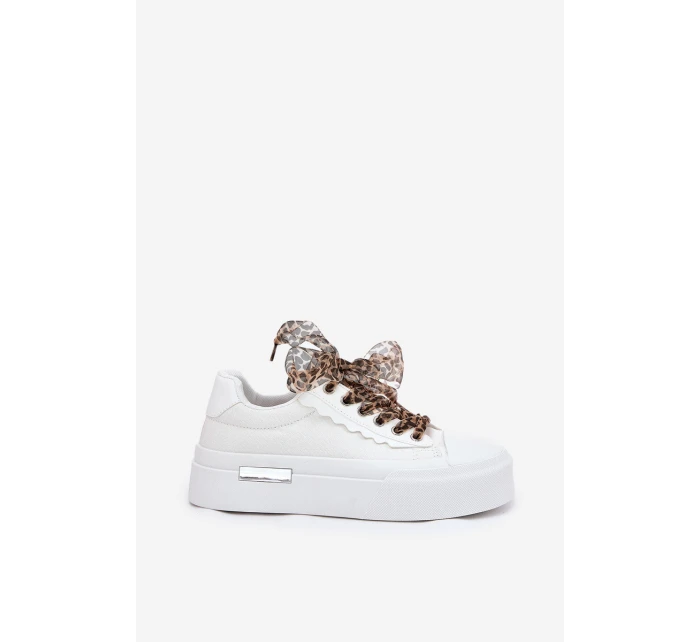 Dámské tenisky na masivní platformě s ozdobným šněrováním bílé model 21689278 - Boto Dámské tenisky na masivní platformě s ozdobným šněrováním bílé model 21689278 - Boto