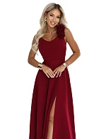 model 22311288 Elegantní večerní maxi šaty s rozparkem a růžemi – vínové - numoco