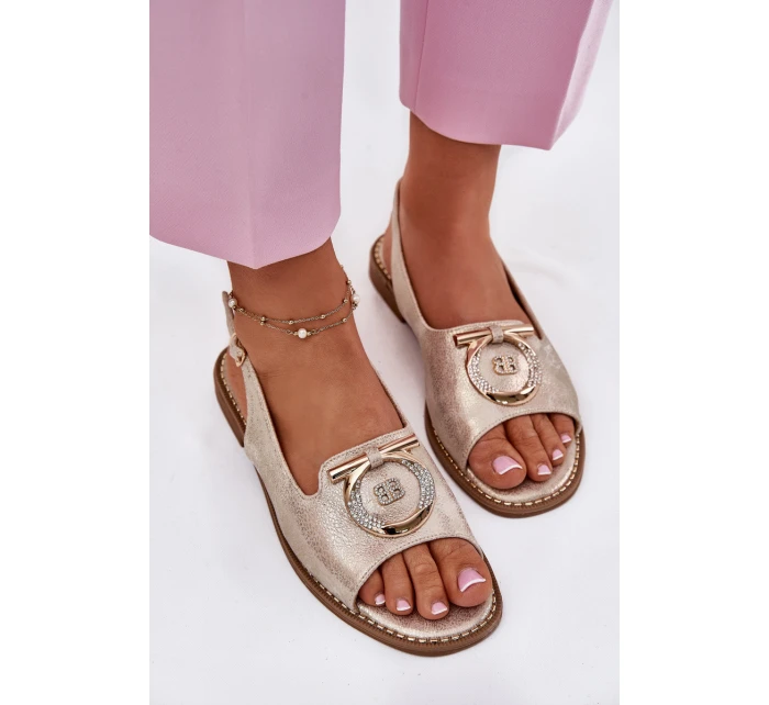 Elegantní Sandály S Dekorací Na Plochém Podpatku model 21698171 Zlaté - S.Barski
