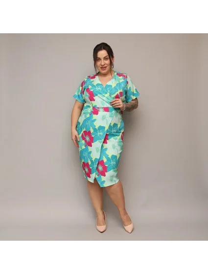 Kvetinové obálkové šaty s dĺžkou po kolená zeleno-fuchsiová (742)