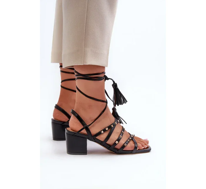 Šnurovacie sandále na nízkom podpätku zdobené čiernymi cvočkami Chrisele Šnurovacie sandále na nízkom podpätku zdobené čiernymi cvočkami Chrisele