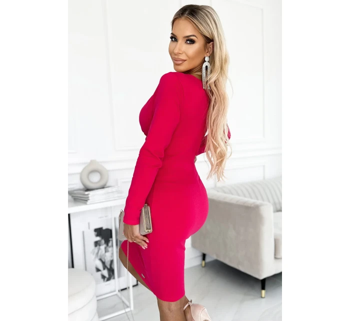 Elegantní bavlněné dámské šaty ve fuchsijové barvě s přeloženým obálkovým výstřihem a dlouhými rukávy model 18630783 - numoco Elegantní bavlněné dámské šaty ve fuchsijové barvě s přeloženým obálkovým výstřihem a dlouhými rukávy model 18630783 - numoco