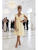 SCARLETT rozšířené midi šaty s obálkovým výstřihem a páskem žluté model 22043325 - numoco SCARLETT rozšířené midi šaty s obálkovým výstřihem a páskem žluté model 22043325 - numoco