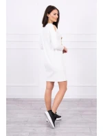 Šaty s 3D grafikou a zdobenými volánikmi vo farbe ecru Šaty s 3D grafikou a zdobenými volánikmi vo farbe ecru