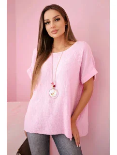 Mušelínová halenka s náhrdelníkem bonbónově růžová