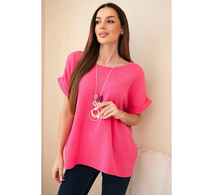 Mušelínová blúzka s náhrdelníkom ružová