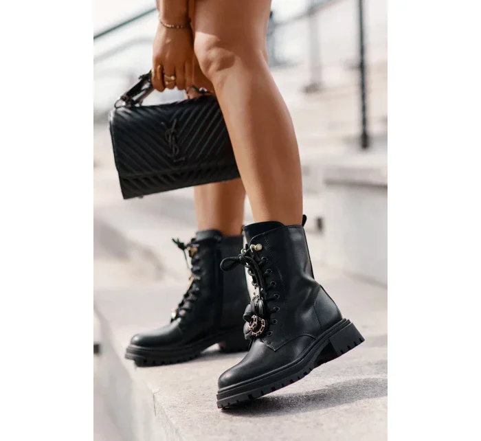 Členkové topánky z eko kože Workery Dámske s príveskami Čierne Rianael