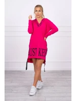 Šaty s kapucňou a potlačou fuchsiovej farby