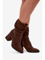 Kozačky z přírodního semiše zateplené na podpatku s  Čokoládové model 21718480 - Zazoo