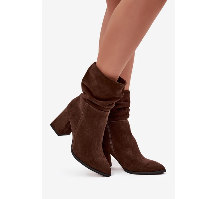 Kozačky z přírodního semiše zateplené na podpatku s  Čokoládové model 21718480 - Zazoo