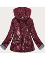 Lesklá prešívaná dámska bunda v bordovej farbe (B9573)