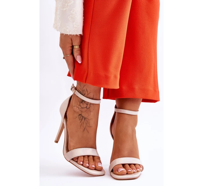 Módní sandály Beige béžové model 21612457 - VINCEZA Módní sandály Beige béžové model 21612457 - VINCEZA