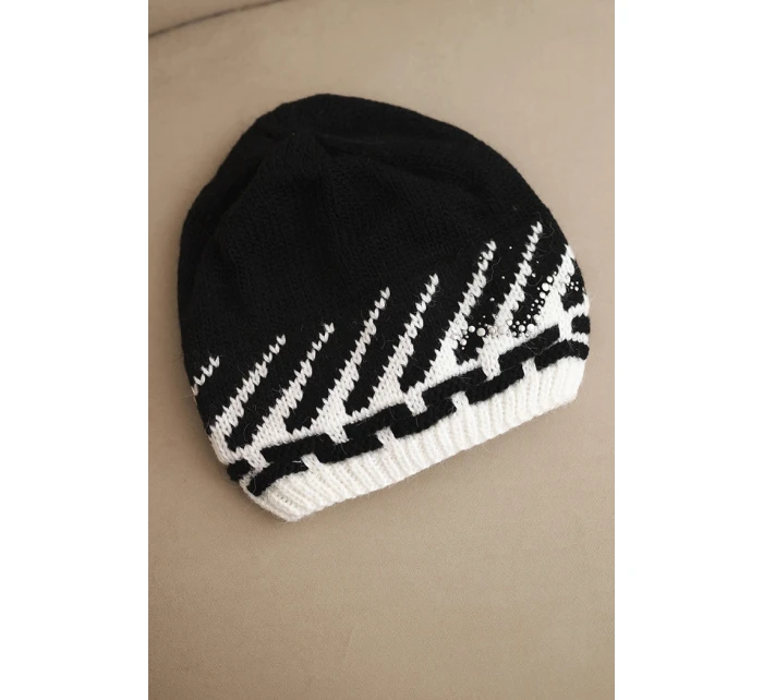 Dámska zimná vlnená čiapka s geometrickým vzorom a kamienkami K469 čierna Dámska zimná vlnená čiapka s geometrickým vzorom a kamienkami K469 čierna
