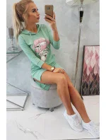 Šaty s delšími zády a barevným potiskem tmavě mátové barvy