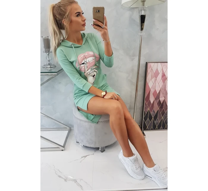 Šaty s delšími zády a barevným potiskem tmavě mátové barvy