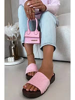 Ženské pantofle s zlatými sponami Růžové model 21937768 - Boto