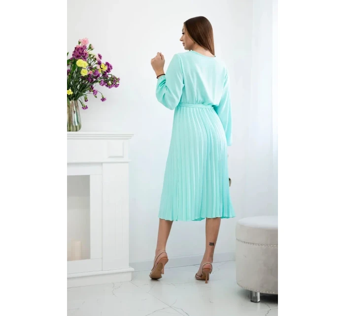 Šaty s viazaným plisovaným lemom svetlej mentolovej farby
