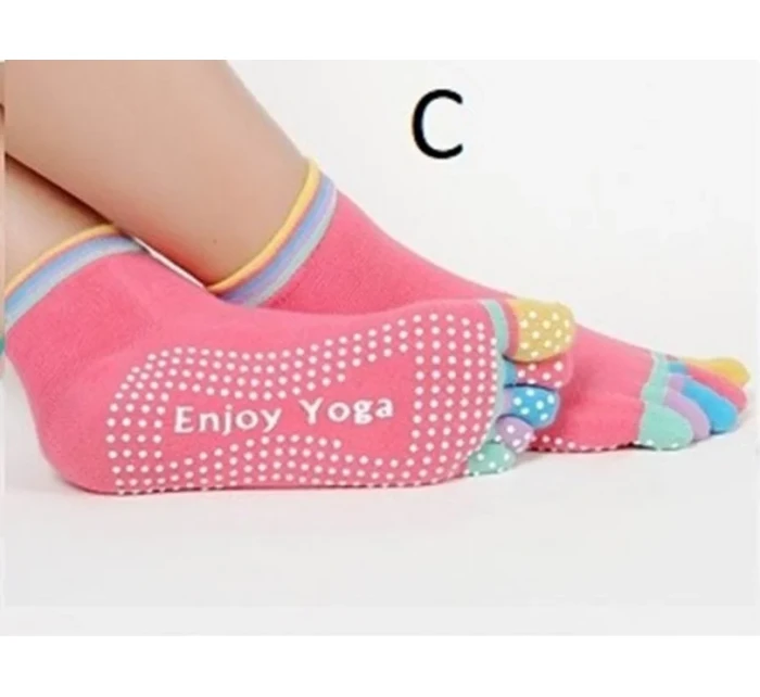 FARBA PONOŽIEK NA NOHÁCH NA JOGU