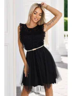 Krajkové šaty s sukní a zlatým páskem ČERNÉ model 21195700 - numoco basic Krajkové šaty s sukní a zlatým páskem ČERNÉ model 21195700 - numoco basic