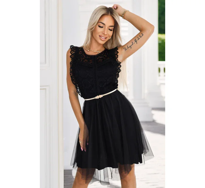 Krajkové šaty s sukní a zlatým páskem ČERNÉ model 21195700 - numoco basic Krajkové šaty s sukní a zlatým páskem ČERNÉ model 21195700 - numoco basic