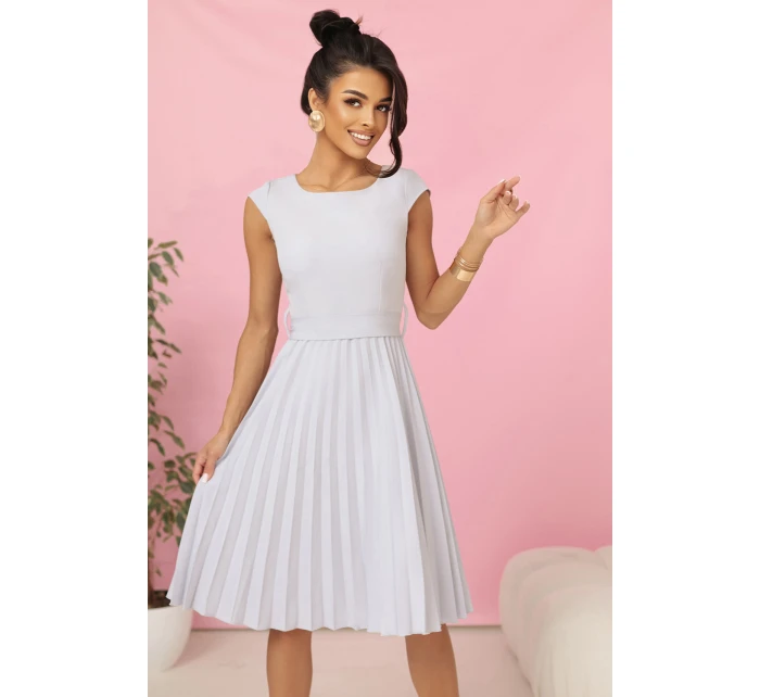 311-20 LILA Plisované šaty s krátkymi rukávmi a opaskom - GREY