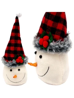 DEKORATÍVNY SNEHULIAK 20 CM S ČERVENO-ČIERNOU KÁROVANOU ČIAPKOU