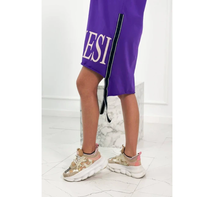 Tmavo fialové šaty s kapucňou a potlačou Tmavo fialové šaty s kapucňou a potlačou