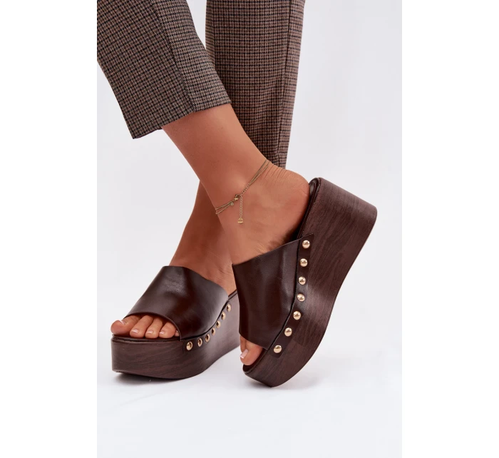 Dámské pantofle na platformě a platformě se zlatými knoflíky Čokoládové Farinelle