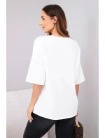 Dámska bavlnená blúzka oversize s krátkymi rukávmi a véčkovou potlačou biela Dámska bavlnená blúzka oversize s krátkymi rukávmi a véčkovou potlačou biela