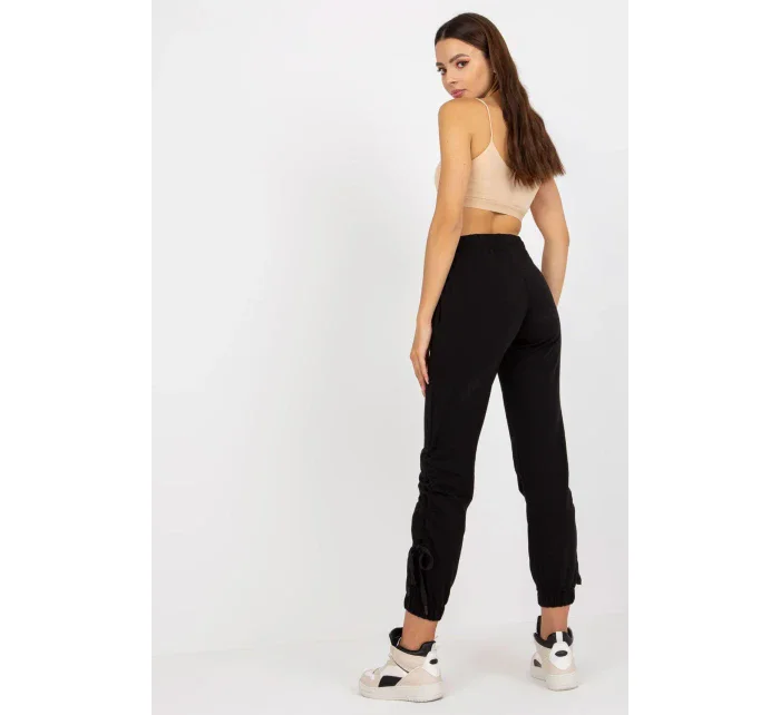 Teplákové nohavice model 166715 Relevantnosť Teplákové nohavice model 166715 Relevantnosť