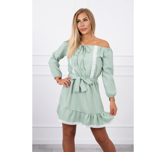 Šaty s odhalenými rameny a krajkou světle zelené barvy