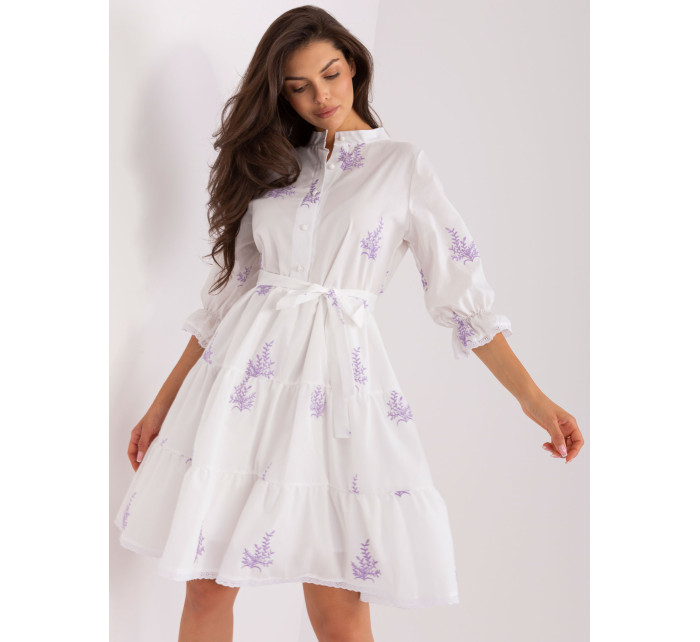 Bielo-fialové splývavé šaty s volánom