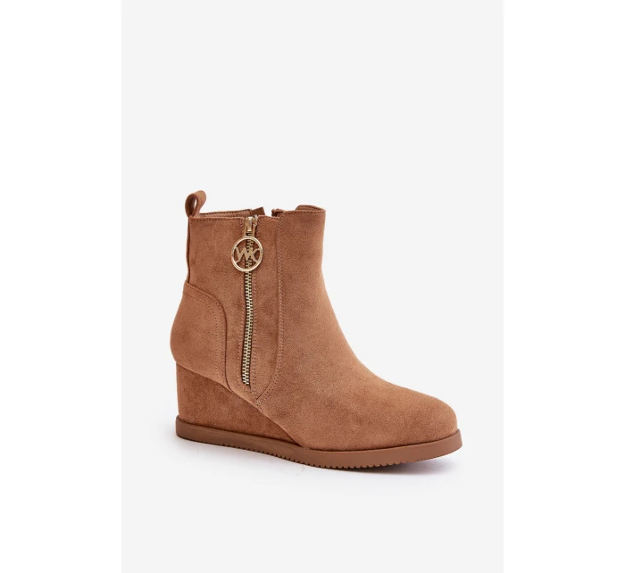 Zateplené boty na klínu s ozdobným zipem eko semišové camel model 21669825 - Boto