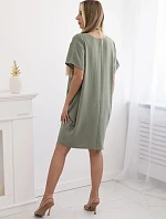 Šaty s vreckami a príveskom svetlej khaki farby