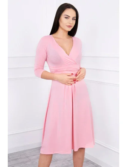 Šaty s prestrihom pod prsiami púdrovo ružové