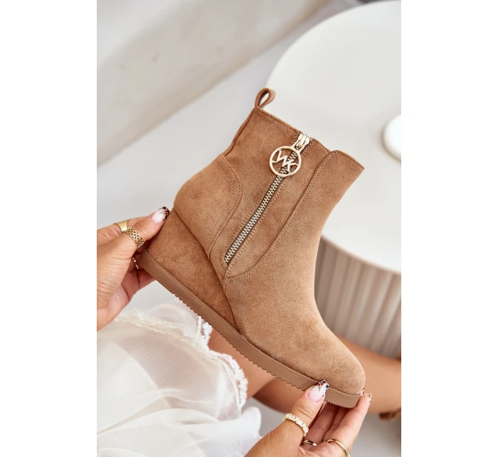 Zateplené boty na klínu s ozdobným zipem eko semišové camel model 21669825 - Boto