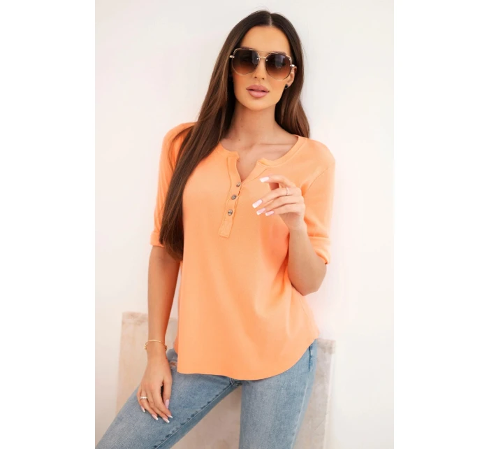 Dámska bavlnená blúzka s dlhými rukávmi a gombíkmi vo výstrihu marhuľová