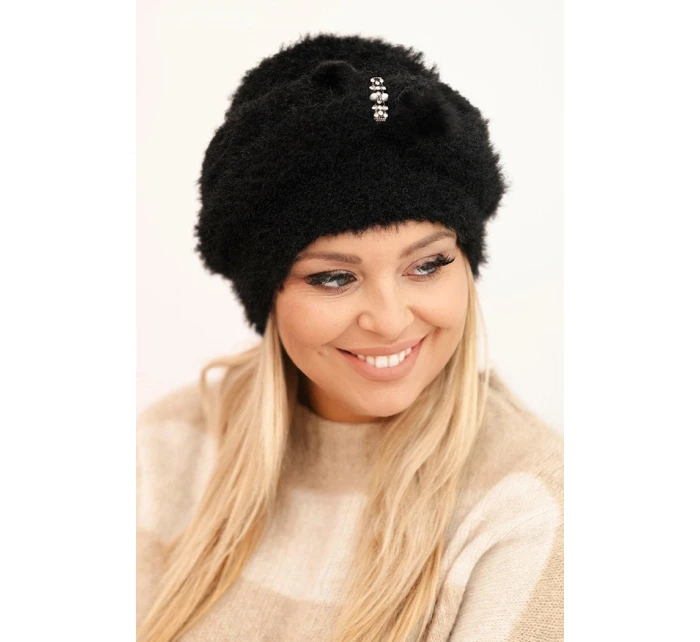 Dámská zimní čepice model 21441596 s ozdobou a kožešinou černá - K-Fashion