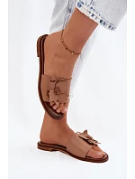 Kožené dámské pantofle s ozdobou model 22185423 Cappuccino - Zazoo