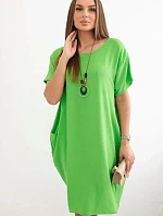 Šaty s vreckami a príveskom zelenej farby