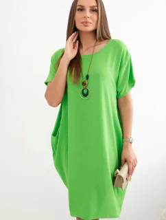 Šaty s vreckami a príveskom zelenej farby